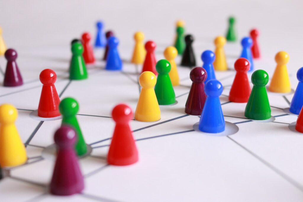 Figurines of different colors on a network presentation board
